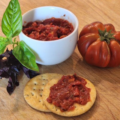 tomato tapenade with crackers