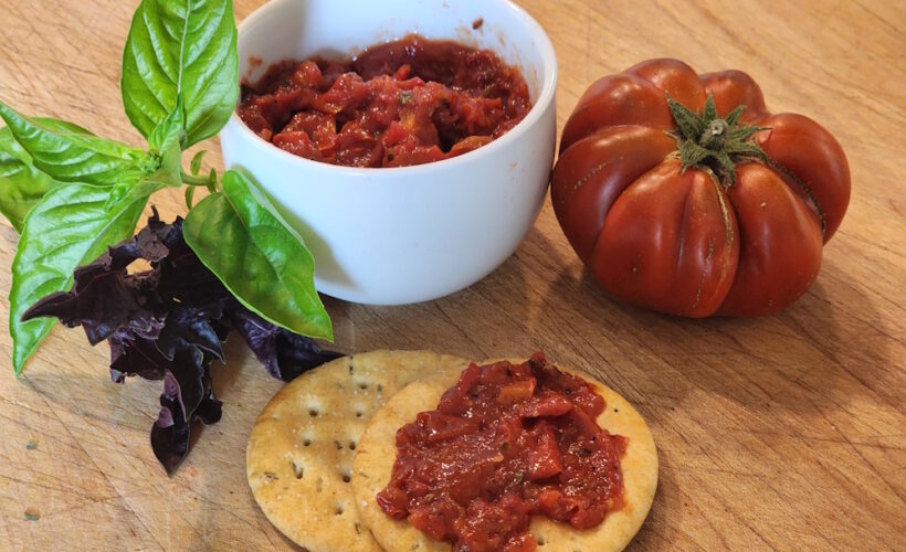 tomato tapenade with crackers